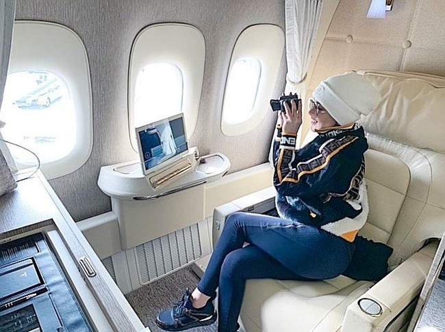 Liburan dengan private jet, Syahrini tampil dengan jaket, celana jeans dan sneakers hitam. Meski tampil dengan sneakers, namun gaya wanita yang akrab disapa Inces itu tetap cetar.  Foto: Instagram @princessyahrini