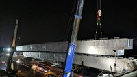Pengangkatan steel box girder terakhir ini maka mayoritas pekerjaan akan fokus dilakukan di bagian atas (badan jalan) proyek sehingga diharapkan potensi adanya rekayasa lalu lintas saat pekerjaan proyek berlangsung dapat berkurang. Jalan Tol Jakarta-Cikampek II (Elevated) merupakan jalur alternatif bagi pengguna jalan tol yang akan menuju ke Cikampek maupun Bandung. Jalan tol ini juga dapat menunjang distribusi arus barang dan jasa, baik yang menuju maupun keluar Jakarta dari Jawa Barat dan berlanjut dari atau ke Jawa Tengah hingga Jawa Timur. Istimewa/Dok. PT Jasa Marga (Persero) Tbk.