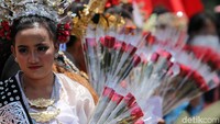 Massa juga membagikan bunga kepada warga yang melintas.