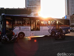 TransJ Rute TU Gas-Grogol Dialihkan karena Demo, GBK-Kalideres Setop Operasi