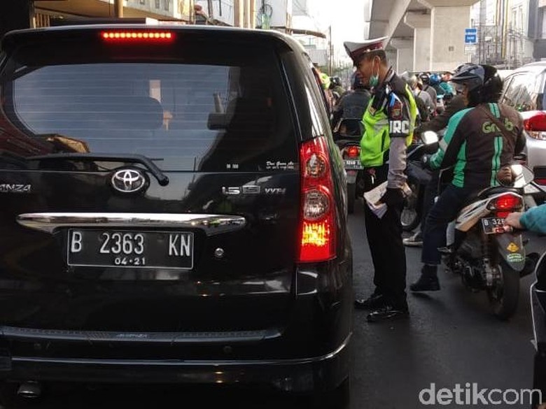 Masih Ada Pengemudi yang Melanggar di Hari Ke-2 Ganjil Genap Jaksel Masih Ada Pengemudi yang Melanggar di Hari Ke-2 Ganjil Genap Jaksel