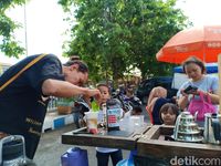 Uniknya! Ngopi di Si Komo Bisa Selfie dengan Motor Jadul