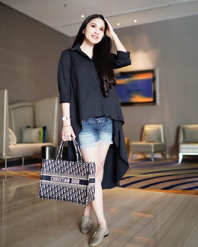 Dan inilah gaya Sandra Dewi di usia kehamilan 39 minggu. Artinya Sandra sedang menunggu datangnya kontraksi untuk melahirkan anak keduanya. Netizen terutama para ibu pun dibuat takjub dengan penampilan Sandra yang sudah akan melahirkan ini. 39 mgg MasyaAllah 😍 gakeliatan kalo lagi hamil, tulis seorang ibu. Apakabar gw kl hamil 9 bln bgini udh bengkak sana sini😂😂...iri ih liat nya…, tulis ibu lainnya. Foto: Instagram @sandradewi88