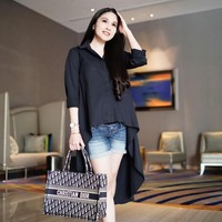 Dan inilah gaya Sandra Dewi di usia kehamilan 39 minggu. Artinya Sandra sedang menunggu datangnya kontraksi untuk melahirkan anak keduanya. Netizen terutama para ibu pun dibuat takjub dengan penampilan Sandra yang sudah akan melahirkan ini. 39 mgg MasyaAllah 😍 gakeliatan kalo lagi hamil, tulis seorang ibu. Apakabar gw kl hamil 9 bln bgini udh bengkak sana sini😂😂...iri ih liat nya…, tulis ibu lainnya. Foto: Instagram @sandradewi88