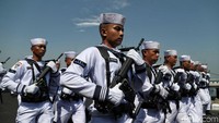 Para pasukan TNI AL tersebut membawa serta peralatan lengkap saat melakukan defile peringatan HUT TNI AL ke-74.
