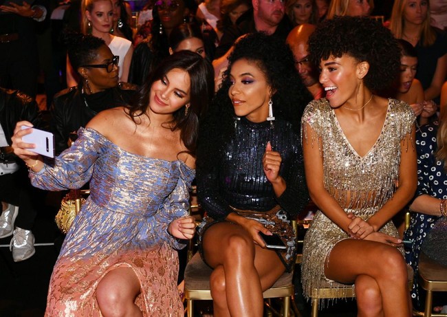 Catriona Gray jadi salah satu selebriti yang hadir di New York Fashion Week 2019. Kerap kali tampil seksi, gayanya pun menarik perhatian. Foto: Getty Images