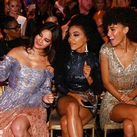 Catriona Gray jadi salah satu selebriti yang hadir di New York Fashion Week 2019. Kerap kali tampil seksi, gayanya pun menarik perhatian. Foto: Getty Images