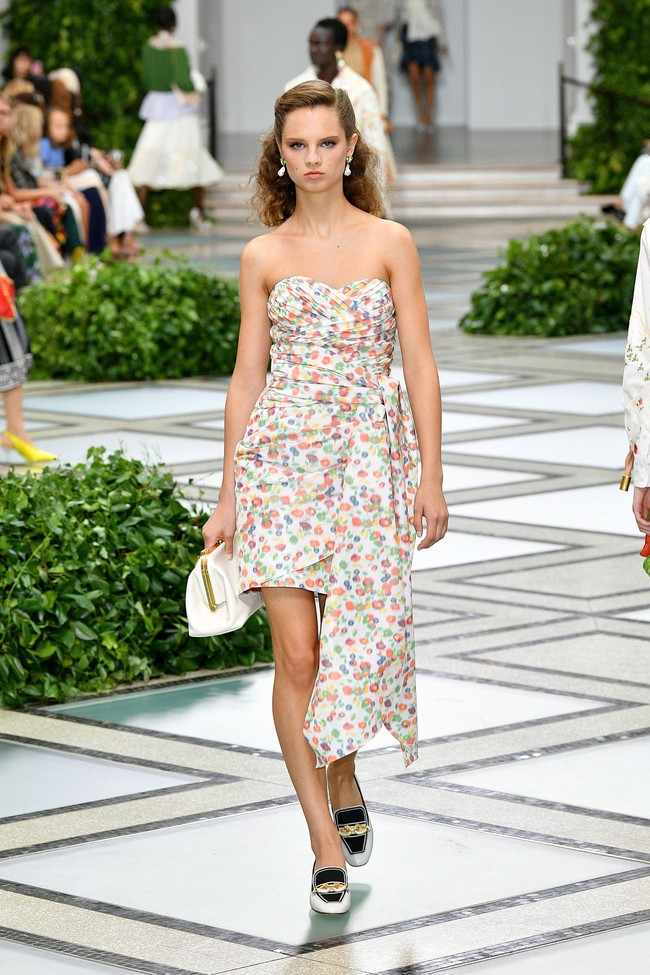 Tory burch menampilkan koleksi terbarunya di NYFW Spring 2020 yang terinspirasi dari gaya Putri Diana pada tahun 80-an. Fashion show Tory Burch digelar di Museum Brooklyn, New York, 8 September 2019. [Photo by Slaven Vlasic/Getty Images]