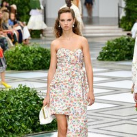 Tory burch menampilkan koleksi terbarunya di NYFW Spring 2020 yang terinspirasi dari gaya Putri Diana pada tahun 80-an. Fashion show Tory Burch digelar di Museum Brooklyn, New York, 8 September 2019. [Photo by Slaven Vlasic/Getty Images]