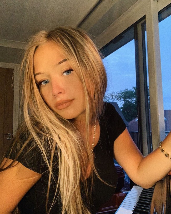 Connie sekarang kamu punya gigi. Aku akan mengingat audisi pertama itu untuk sepanjang hidupku. Aku berpikir kami (para juri) tidak akan di sini kalau bukan karena kamu, ungkap Simon setelah Connie tampil membawakan lagunya sendiri. Foto: Instagram @officialconnietalbot