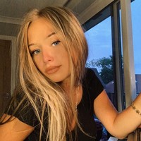 Connie sekarang kamu punya gigi. Aku akan mengingat audisi pertama itu untuk sepanjang hidupku. Aku berpikir kami (para juri) tidak akan di sini kalau bukan karena kamu, ungkap Simon setelah Connie tampil membawakan lagunya sendiri. Foto: Instagram @officialconnietalbot