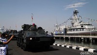 Selain dimeriahkan dengan defile para pasukan TNI AL, enam Kapal Perang Republik Indonesia (KRI) dan alutsista lainnya dari Marinir turut diikutsertakan dalam upacara peringatan HUT TNI AL ke-74.