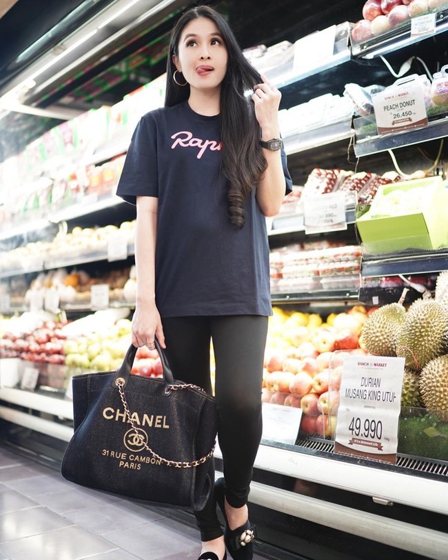 Tampil casual memakai kaus saat belanja keperluan rumah tangga, perut hamil Sandra Dewi tidak terlihat seperti sudah memasuki trimester ketiga. Padahal seperti ditulisnya di keterangan foto, kehamilannya saat bergaya di supermarket ini sudah mencapai sembilan bulan. Foto: Instagram @sandradewi88