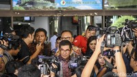 Hamdan Zoelva menjawab pertanyaan wartawan usai menjenguk BJ Habibie. ANTARA FOTO/Galih Pradipta.