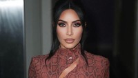 Dalam tayangan Keeping Up With The Kardashian terlihat Kim yang sedang mengeluhkan kondisi badannya itu. Dok. Instagram/kimkardashian
