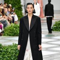 Tory burch menampilkan koleksi terbarunya di NYFW Spring 2020 yang terinspirasi dari gaya Putri Diana pada tahun 80-an. Fashion show Tory Burch digelar di Museum Brooklyn, New York, 8 September 2019. [Photo by Slaven Vlasic/Getty Images]