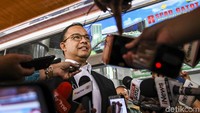 Gubernur DKI Jakarta Anies Baswedan (kiri) menjawab pertanyaan wartawan usai menjenguk Presiden ketiga RI BJ Habibie di Rumah Sakit Pusat Angkatan Darat (RSPAD), Jakarta, Selasa (10/9/2019). ANTARA FOTO/Galih Pradipta.