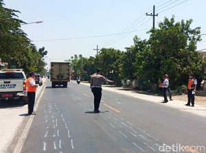 Polisi Olah TKP Kecelakaan Maut Tewaskan 3 Orang di Nganjuk
