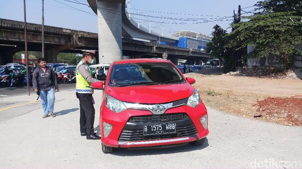 Banyak pengemudi yang ditindak mengaku tak tahu bahwa Jl RS Fatmawati diberlakukan ganjil-genap