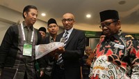 Ketua Umum DPP LDII KH Abdullah Syam, bersama Duta Besar Singapura untuk Indonesia HE Anil Kumar Nayar, melihat tomat hasil warga binaan LDII disela acara lokakarya nasional di Jakarta, Selasa (10/9/2019). 