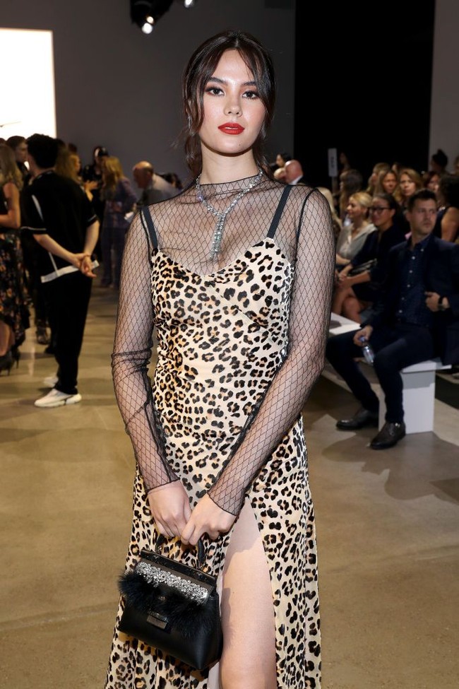 Lagi, keseksiannya ditunjukkan dengan gaun high-slit yang mengekspos kaki. Riasan wajah pun lebih bold berkat pulasan lipstik merah terang. Foto: Getty Images