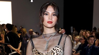 Gaya Seksi Miss Universe 2018 Catriona Gray di New York Fashion Week