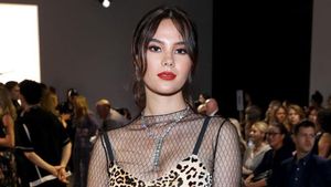 Gaya Seksi Miss Universe 2018 Catriona Gray di New York Fashion Week