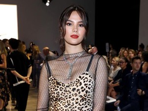 Gaya Seksi Miss Universe 2018 Catriona Gray di New York Fashion Week