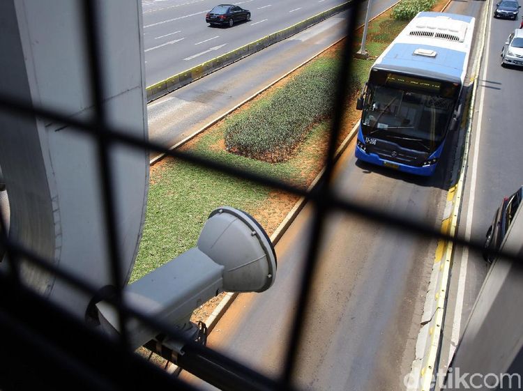 Hati-hati! Nekat Terobos Busway, Tilang Elektronik Menanti Anda
