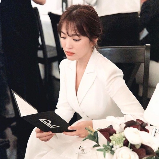 Foto penampilan Song Hye-kyo ini diunggah oleh Ralph Lauren ke akun media sosial Weibo mereka. Dan foto tersebut disambut sejumlah komentar nyinyir netizen. Tak sedikit netizen menyebut aktris 37 tahun itu terlihat lebih tua dari biasanya. Dia tetap cantik tapi dia terlihat menua, tulis netizen. Dia terlihat berbeda setelah cerai, tulis netizen lainnya. Foto: Weibo/Ralph Lauren