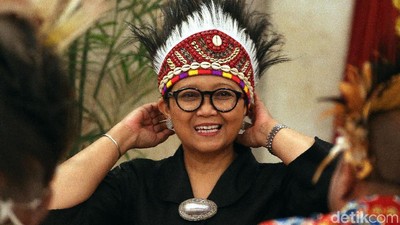 Momen Menteri Jokowi Pakai Ikat Kepala Rumbai Papua