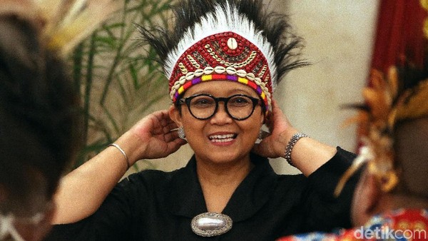 Momen Menteri Jokowi Pakai Ikat Kepala Rumbai Papua