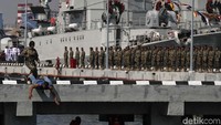 Seorang pasukan TNI AL wanita unjuk kemampuan melumpuhkan lawan di peringatan HUT TNI AL ke-74 yang digelar di kawasan Dermaga Pondok Dayung Koarmada I, Jakarta.