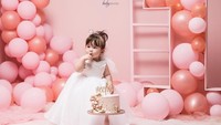 Ulang tahun pertama, ini Zylvechia yang mencicip kue imut berwarna pink. My little princess is enjoying her first birthday cake.. 😋🤩, tulis Franda. Foto: Instagram frandaaa87