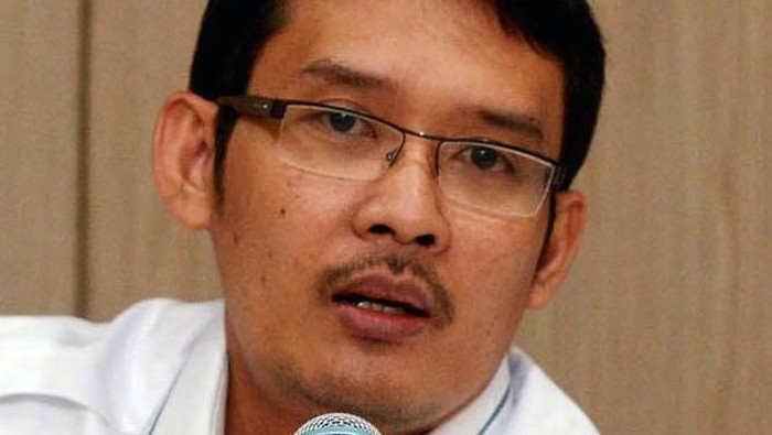 Dirjen Pembangunan dan Pemberdayaan Masyarakat Desa Kementerian Desa, Pembangunan Daerah Tertinggal dan Transmigrasi Erani Yustika kiri didampingi Direktur Pemberdayaan Masyarakat Desa Kemendes PDTT Taufik Madjid memberikan keterangan pers terkait mekanis