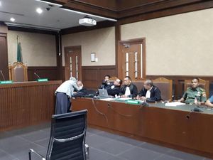 Dipeluk Istri Sebelum Jalani Sidang, Kivlan Zen Menangis