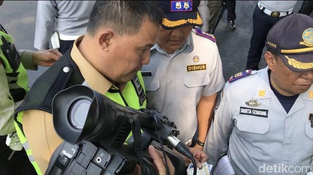 Samsat Jakbar Ikut Turun Saat Ganjil Genap: Cek Pajak hingga Bagi Cokelat