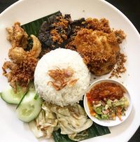 Puas Makan Nasi Kulit Ayam Goreng Renyah Gurih di Sini