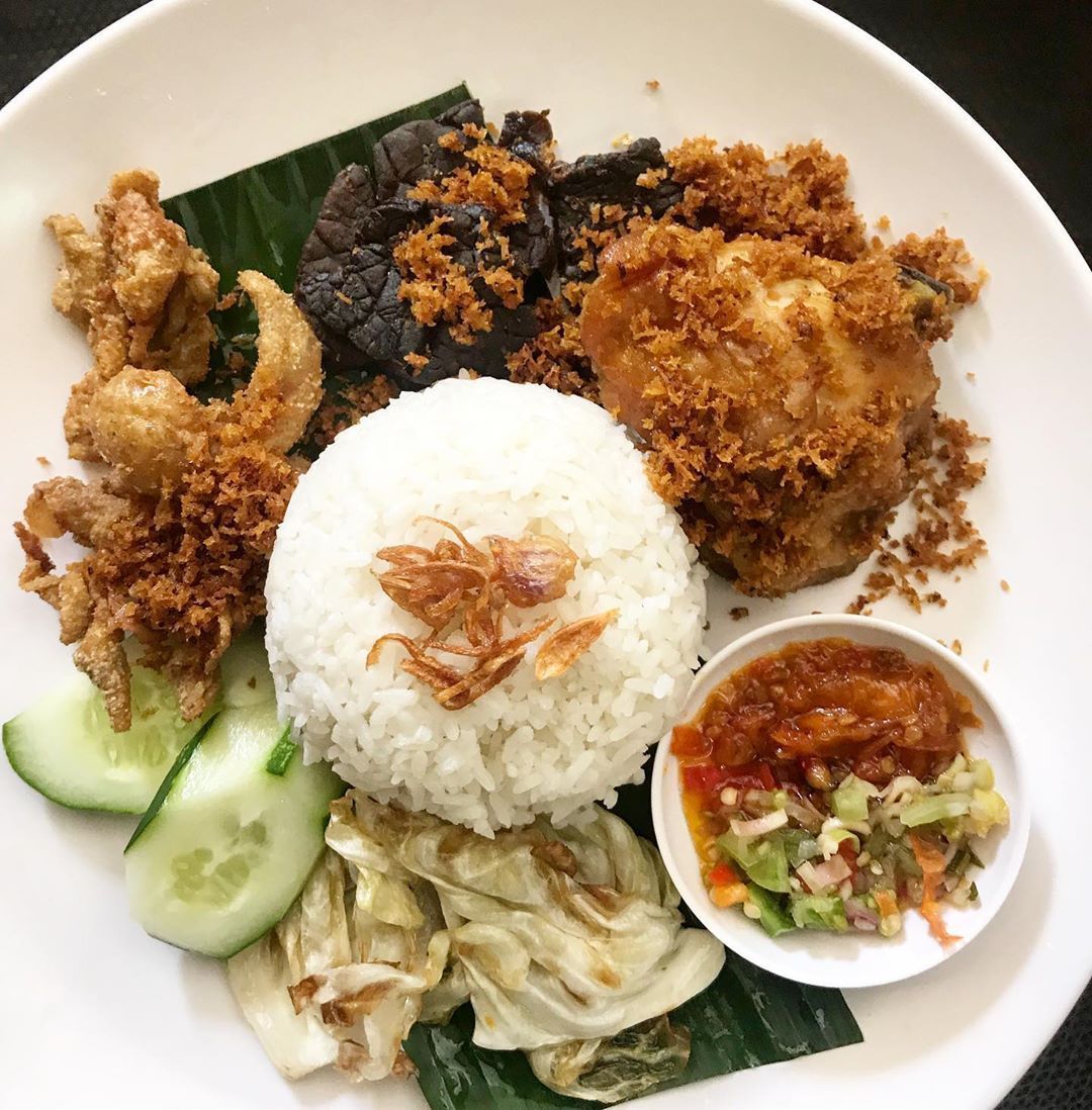 Nasi kulit ayam goreng