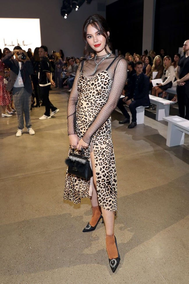 Hari berikutnya, Minggu (8/9/2019), Catriona berganti gaya dari anggun menjadi edgy dan seksi. Hadir di fashion show Nicole Miller, wanita berdarah Filipina ini mengenakan gaun motif leopard yang dipadu blosue mesh transparan. Foto: Getty Images