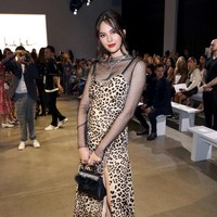 Hari berikutnya, Minggu (8/9/2019), Catriona berganti gaya dari anggun menjadi edgy dan seksi. Hadir di fashion show Nicole Miller, wanita berdarah Filipina ini mengenakan gaun motif leopard yang dipadu blosue mesh transparan. Foto: Getty Images