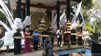 Gong Perdamaian Dunia berdiameter sekitar 3,33 meter yang dihiasi sekitar 200 bendera di Dunia merupakan simbol perdamaian (Dadang Hermansyah/detikcom)