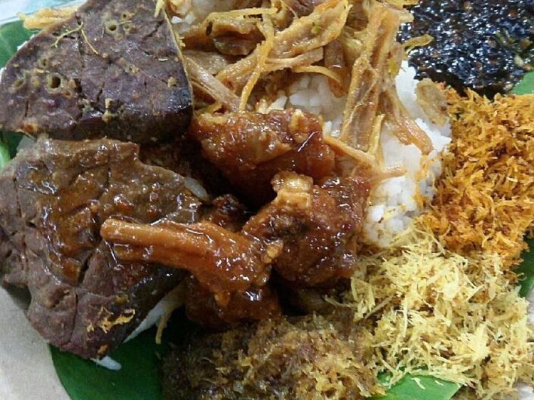 Mantul! Pagi Ini Makan Nasi Krawu yang Komplet Lauknya