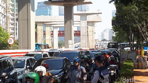 Ada Bus TransJ Ditabrak Mobil, Lalin Menteng Arah Rasuna Said Macet