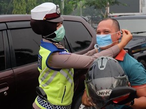Asap Pekat Kepung Pekanbaru, Polantas Bagikan Masker ke Pengendara