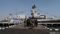 Selain mengikuti upacara peringatan HUT TNI AL ke-74, para pasukan TNI AL ini pun ikut serta memeriahkan defile perayaan HUT TNI AL ke-74 yang diselenggarakan di kawasan Pondok Dayung, Tanjung Priok, Jakarta Utara.