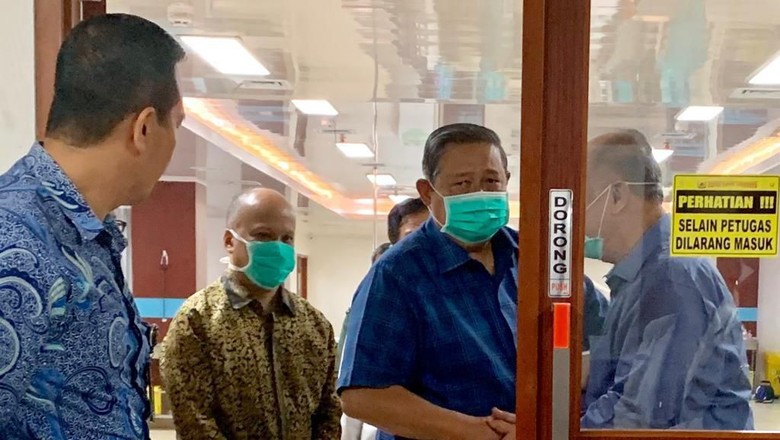SBY Jenguk BJ Habibie di RSPAD Gatot Soebroto SBY Jenguk BJ Habibie di RSPAD Gatot Soebroto