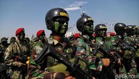 Para pasukan beratribut lengkap dan membawa beragam peralatan saat mengikuti defile perayaan HUT TNI AL ke-74.