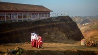 Alat berat hingga truk terus beroperasi untuk merampungkan pembangunan tol di sekitar SDN Cijolang. Antara Foto/Raisan Al Farisi.