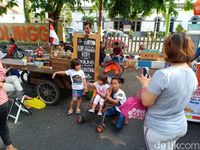 Uniknya! Ngopi di Si Komo Bisa Selfie dengan Motor Jadul